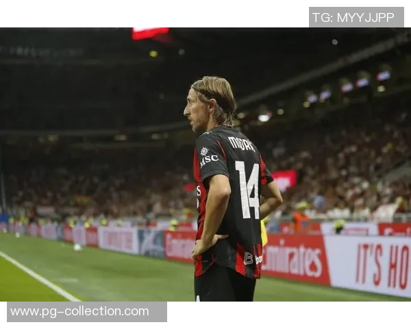 英超激战巴萨3-0力克AC米兰神奇扑救引发全场欢呼 英超激战巴萨3-0力克AC米兰神奇扑救引发全场欢呼